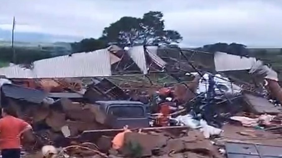 Galpão destruído pelas rajadas de vento, na área rural da cidade Galpão destruído pelas rajadas de vento, na área rural da cidade