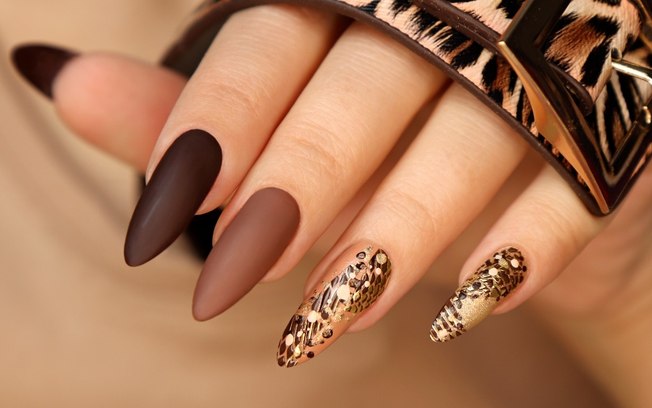 5 unhas decoradas bonitas e simples com a cor marrom