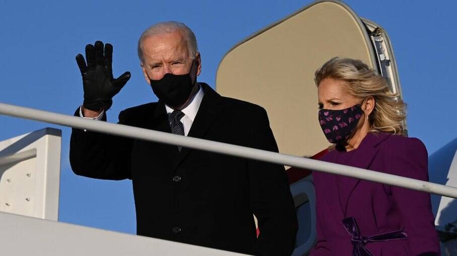 Joe e Jill Biden pousando em Washington para a cerimônia de posse
