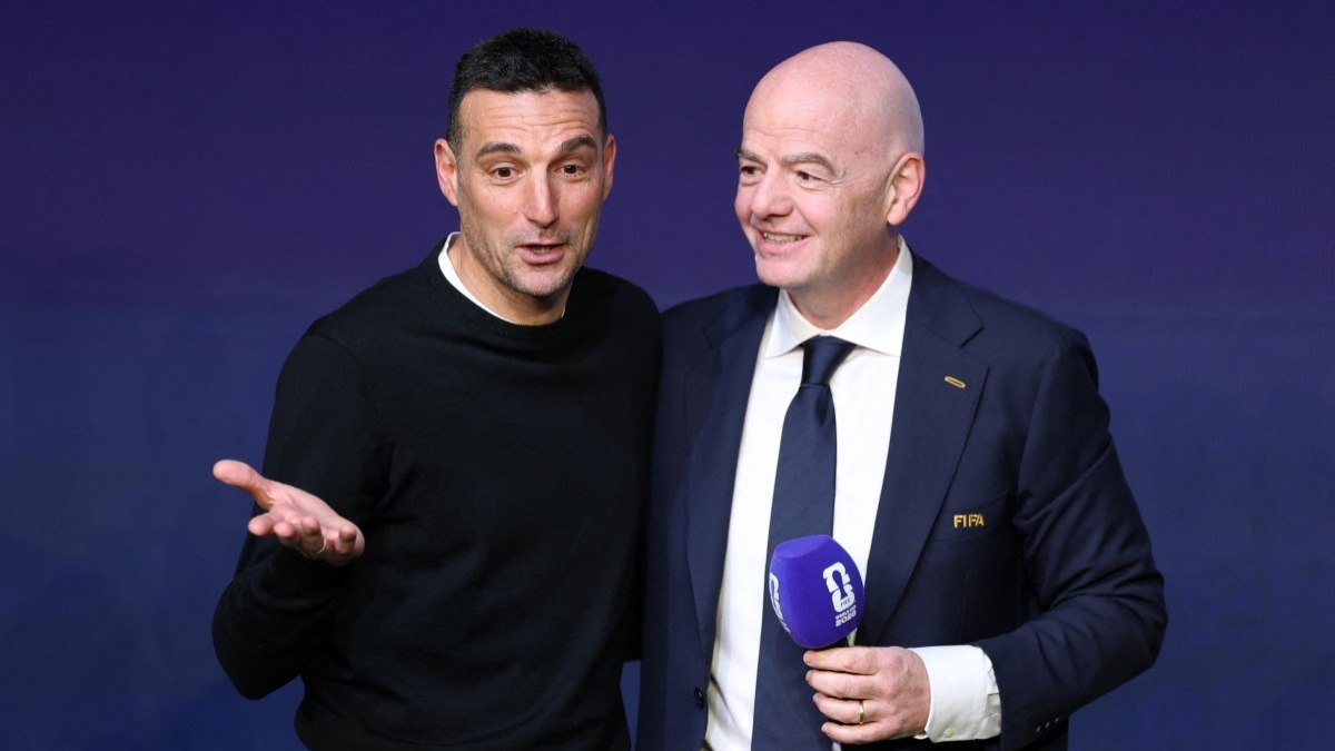 Lionel Scaloni e Gianni Infantino protagonizaram cena 'curiosa' no evento deste sábado (06)