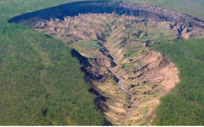 Cratera com um quilômetro de comprimento e 85 metros de profundidade aumenta entre 10 e 30 metros a cada ano