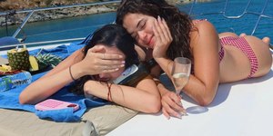 Maisa exibe férias na Grécia com passeios de barco