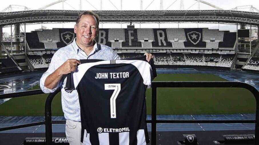 John Textor mira chegada de lateral no Botafogo
