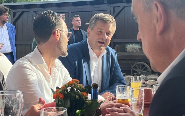 O governador da Saxônia-Anhalt, Sven Schulze, durante um evento de campanha eleitoral nos arredores de Magdeburgo