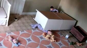 Garotinho salva irmão gêmeo preso embaixo de móvel; assista