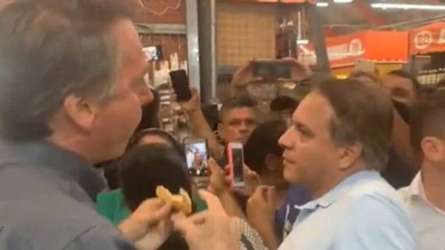 Bolsonaro cancela ida a evento no Paraguai e come pastel no MG