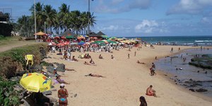 No pré-carnaval, Salvador tem apenas uma praia própria para banho