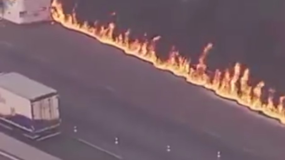 Incêndio em ônibus deixa cortina de fumaça na rodovia Anhaguera