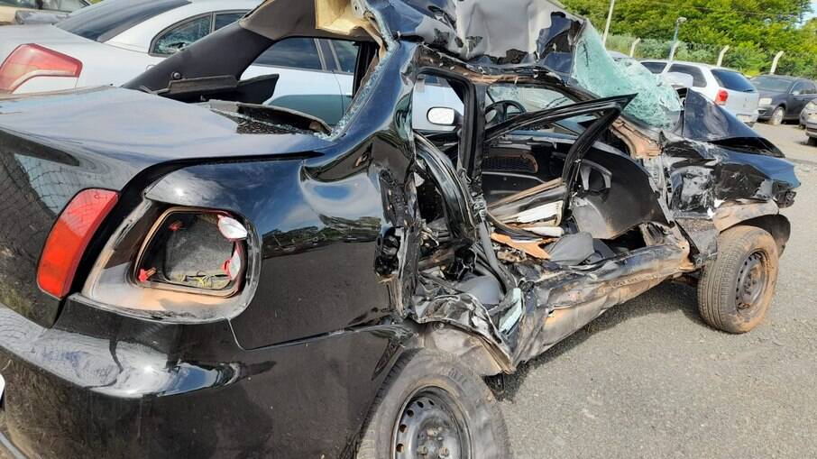 Carro onde estavam as três vítimas fatais Carro onde estavam as três vítimas fatais