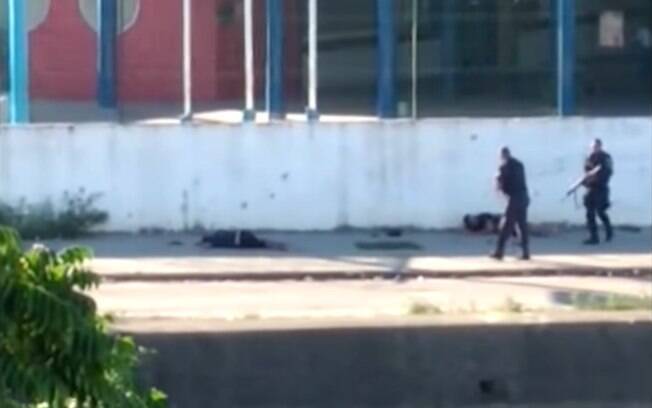 Testemunhas filmaram momento em que policiais atiraram em feridos em frente a escola pública no Rio de Janeiro