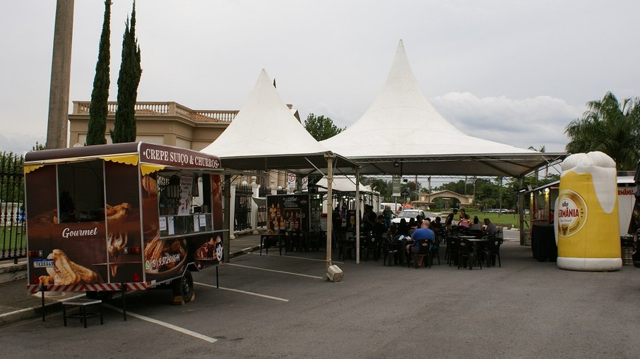 Praça de alimentação montada na área externa do Memorial do Imigrante 