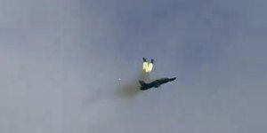 Pilotos se ejetam antes de jato militar cair em chamas; vídeo