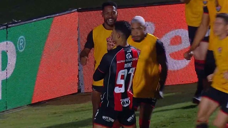 Weverton dá susto e cai no gramado antes de Vitória x Grêmio