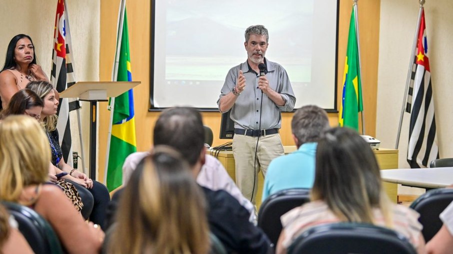 Participaram da reunião representantes das nove cidades para debater o surto