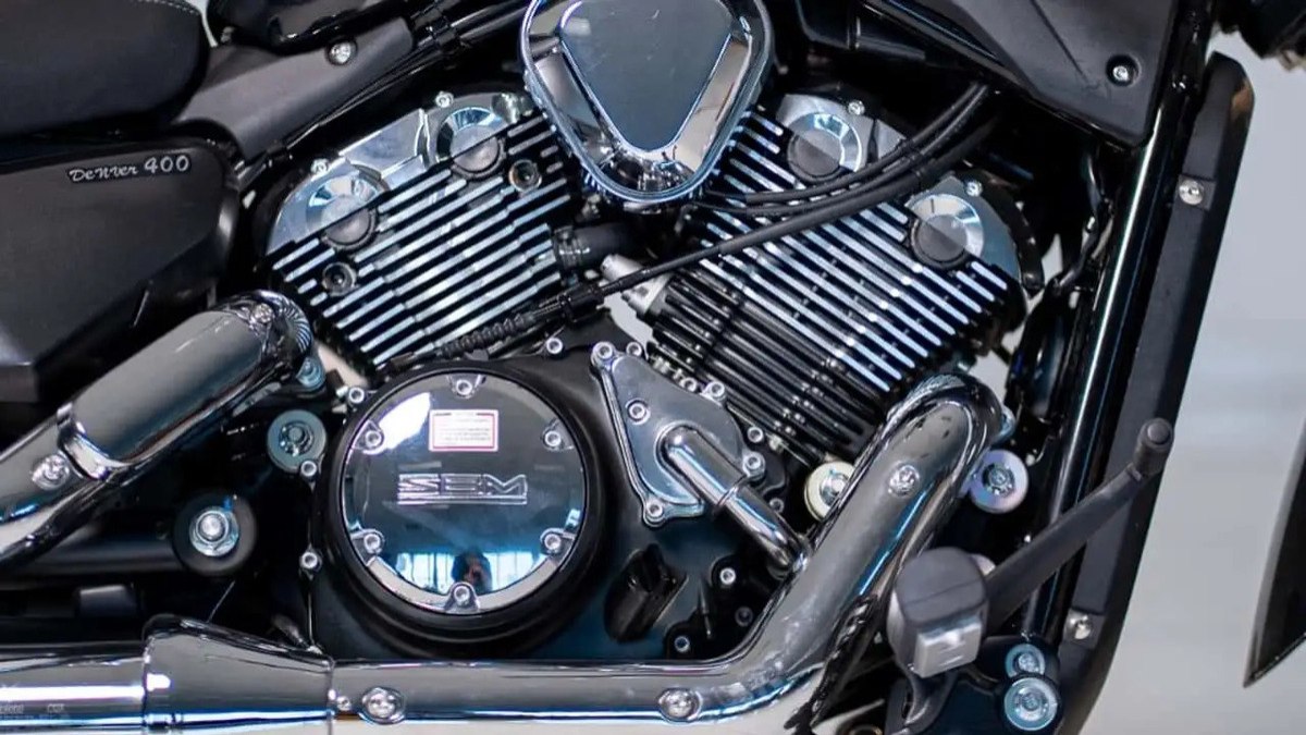 Motor bicilíndrico em V é um dos principais diferenciais mecânicos da nova Shineray Denver 400