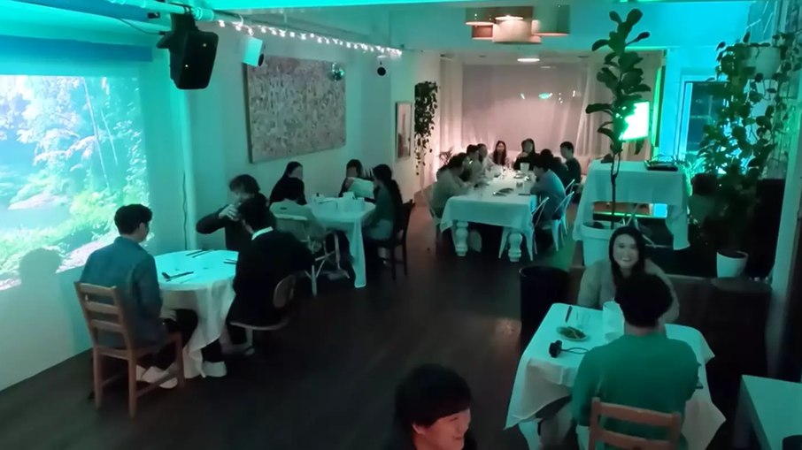 Clientes em um falso restaurante