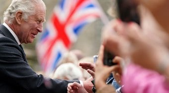 Rei Charles III retoma agenda pública após diagnóstico de câncer