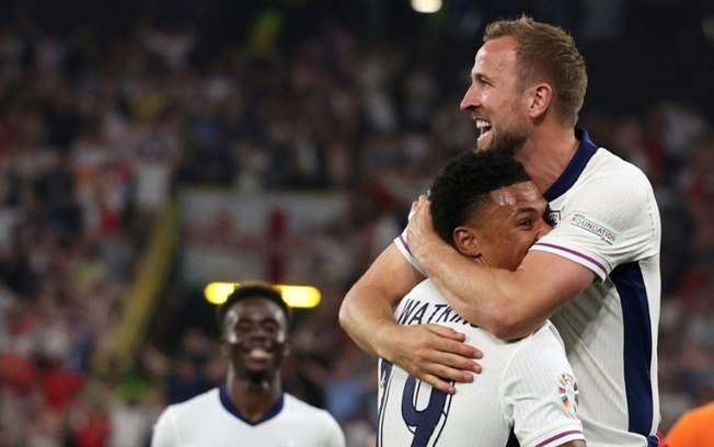 Harry Kane comemora com Ollie Watkins a classificação da Inglaterra para a final da Euro em Dortmund (Alemanha), em 10 de julho de 2024