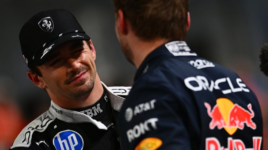 Max Verstappen e Charles Leclerc fecham primeira fila em Singapura