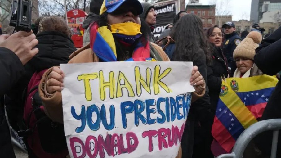 Mulher que morava em Caracas conta que foi desfigurada com água fervente