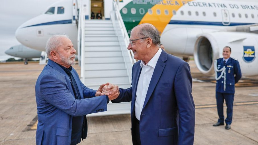 Lula embarcando para China e se despedindo do vice, Geraldo Alckmin