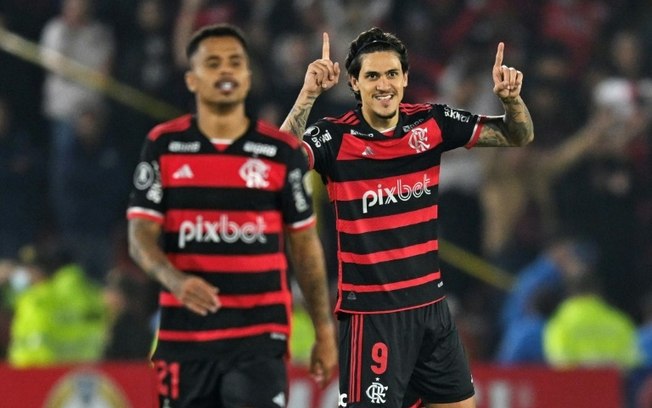 O atacante do Flamengo Pedro (dir.) comemora ao lado do meia Allan, após marcar um gol de pênalti no jogo da fase de grupos da Libertadores contra o colombiano Millonarios no estádio Nemesio Camacho 