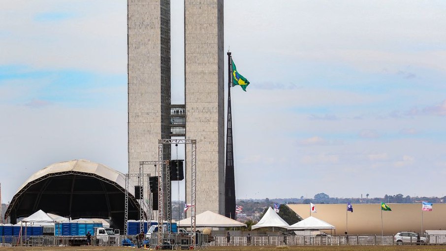 Montagem da estrutura para o desfile de 7 de setembro na Esplanada dos Ministérios