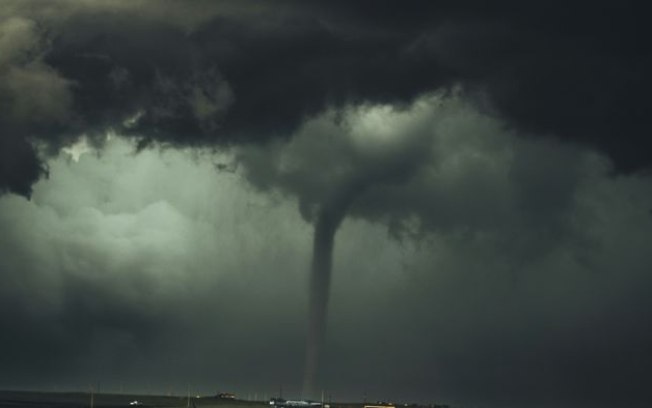 Vídeo flagra tornado destruindo cidade nos EUA