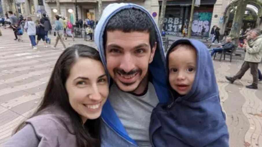 Or Levy com sua esposa Einav, assassinada pelo Hamas em 7 de outubro, e o filho Almog