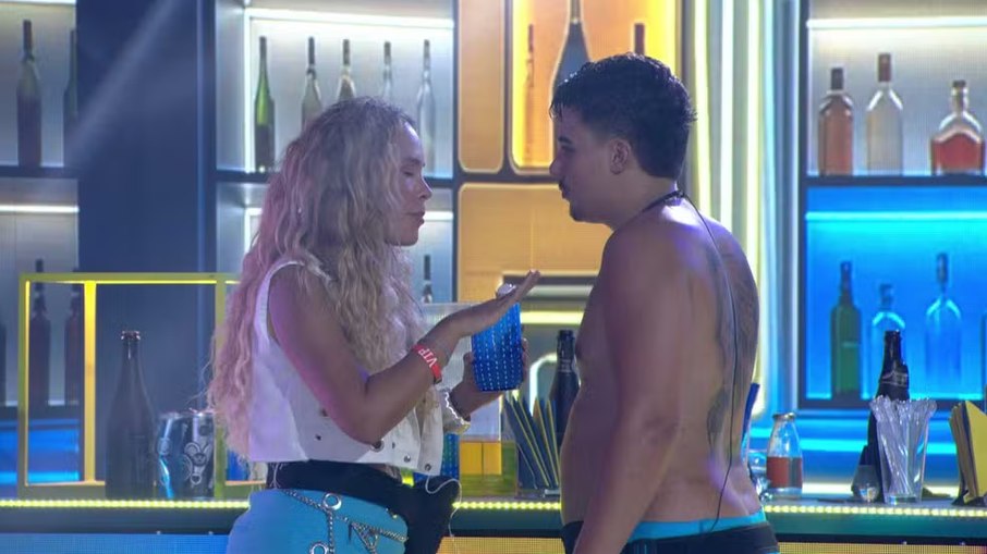 Sarah Andrade conversando com Pedro