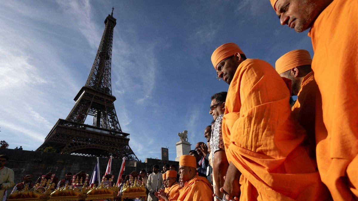Momento da visita do Grupo Hindu a Torre Eiffel no sábado