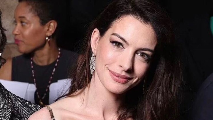 Vem%20a%C3%AD!%20Anne%20Hathaway%20divulga%20primeira%20foto%20como%20Andy%20Sachs