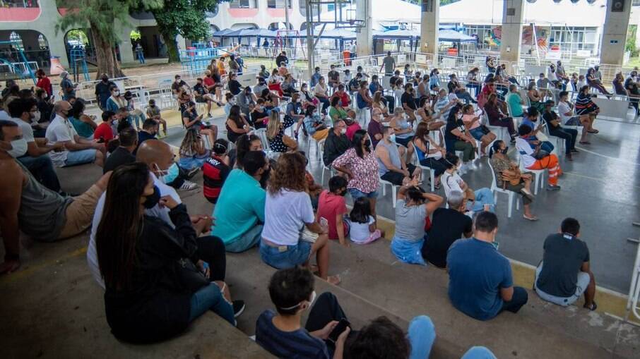Pessoas no centro de testagem de Covid-19 montado no CIEP Nação Rubro Negra, no Leblon, zona sul do Rio de Janeiro