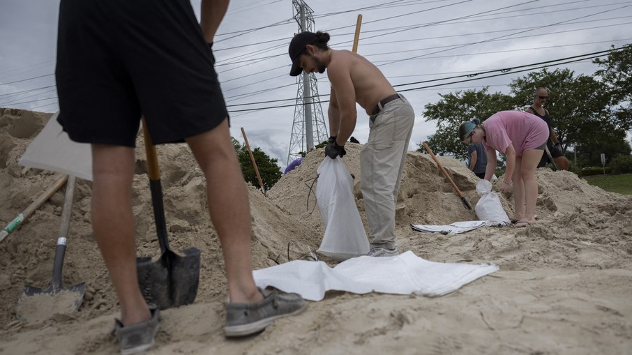 Pessoas enchem sacos de areia no Complexo Esportivo Joe DiMaggio para possíveis inundações antes da chegada do Helene