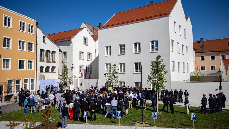 Convidados participam da inauguração oficial de uma delegacia de polícia no prédio onde Adolf Hitler nasceu, em 1889, em Braunau am Inn, na Áustria, em 22 de julho de 2026.