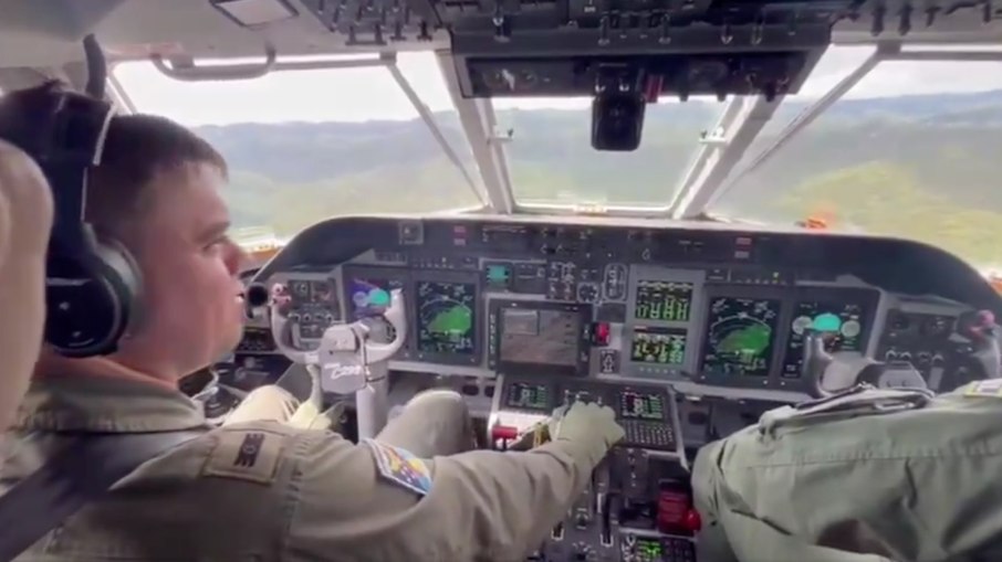 Avião da FAB continua buscas por helicóptero desaparecido em São Paulo