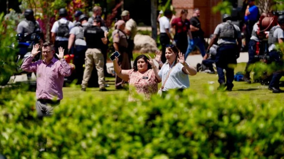Pessoas sendo evacuadas da FSU Pessoas sendo evacuadas da FSU