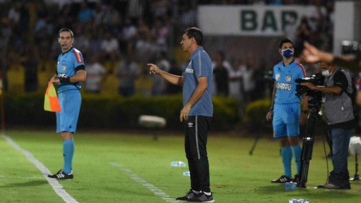 Falta de bom futebol no Santos faz o técnico Fábio Carille balançar na Vila Belmiro