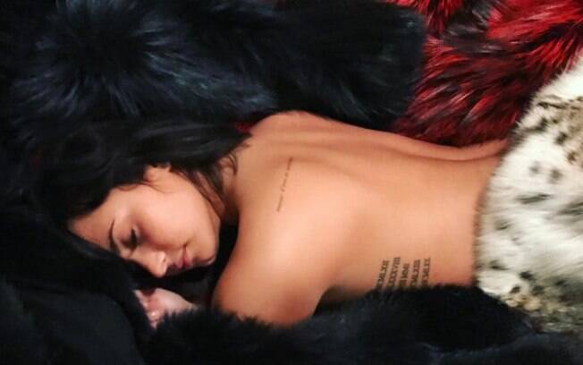 Demi Lovato, após postar selfie tirando uma soneca sem sutiã e em meio a casacos de pele, foi criticada pelos seguidores