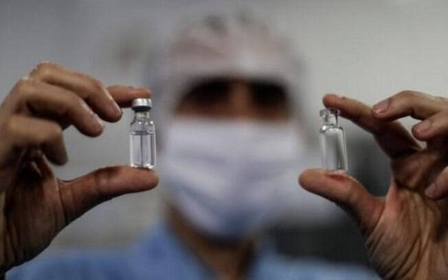 Mais de 50 milhões de doses da vacina AstraZeneca já foram armazenadas pelo fabricante local, o Serum Institute of India (SII)