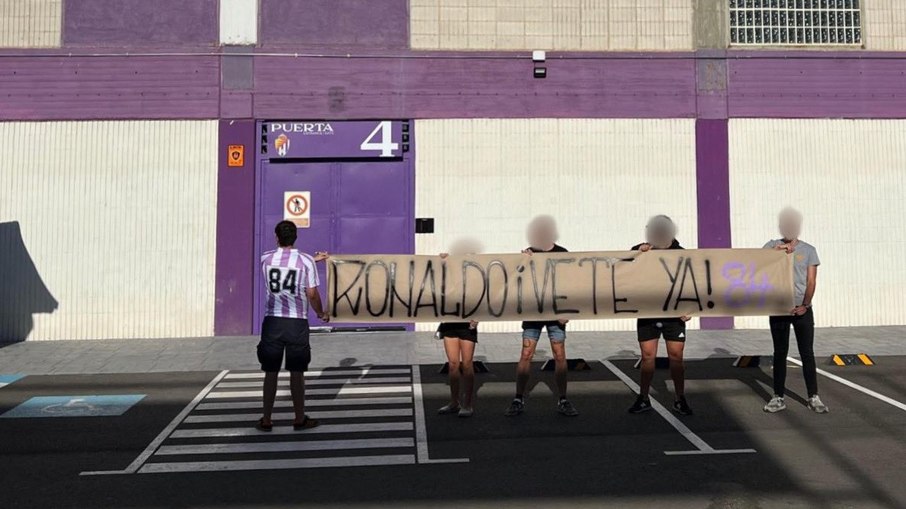 Torcida do Valladolid protesta contra Ronaldo