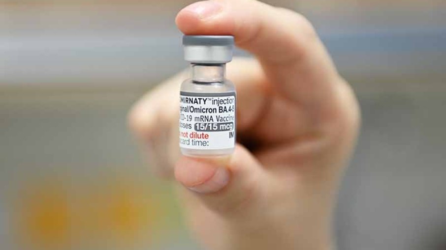 Para receber a vacina bivalente, é preciso ter tomado duas doses anteriores de outras vacinas contra a covid-19
