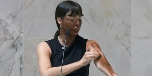 Vídeo: deputada de SP faz "blackface" para criticar Erika Hilton