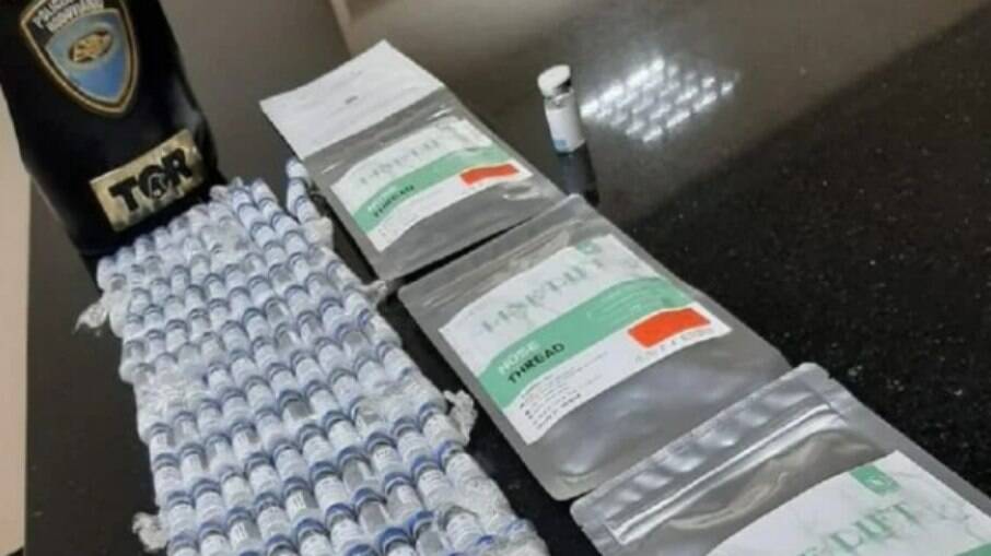 Centenas de medicamentos contrabandeados foram apreendidos pela Polícia Militar