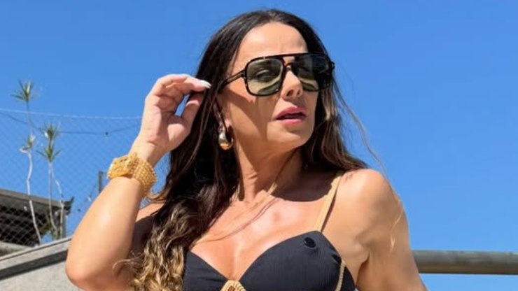 Vivi Araujo bota corpão para jogo e exibe tatuagens