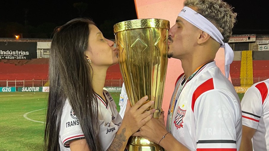 Ao lado da mulher, guarulhense Léo Souza comemora o bicampeonato do Paulistão da Segunda Divisão. Ao lado da mulher, guarulhense Léo Souza comemora o bicampeonato do Paulistão da Segunda Divisão.