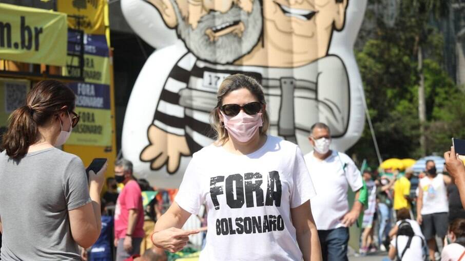 Ana Claudia Graf em manifestação contra o presidente no dia 12/09