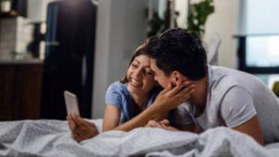 Casais mais felizes não expõem a vida na internet, diz estudo