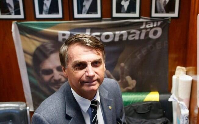 Bolsonaro nega ligação com empresários que bancaram campanha anti-PT; PSL rechaça tese de 'caixa dois de Bolsonaro'