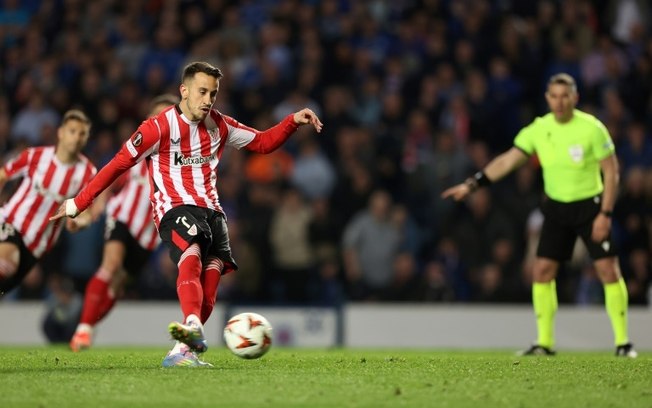 O atacante espanhol do Athletic Bilbao, Alex Berenguer, perde um pênalti na partida contra o Rangers no Estádio Ibrox, em Glasgow, em 10 de abril de 2025. O atacante espanhol do Athletic Bilbao, Alex Berenguer, perde um pênalti na partida contra o Rangers no Estádio Ibrox, em Glasgow, em 10 de abril de 2025.